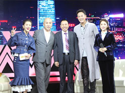 新望董事長(zhǎng)羅永輝與著名歌星劉尊老師、汪正正老師、郭津彤老師、主持人雅琪在北京電視臺(tái)錄制節(jié)目現(xiàn)場(chǎng)親切合影